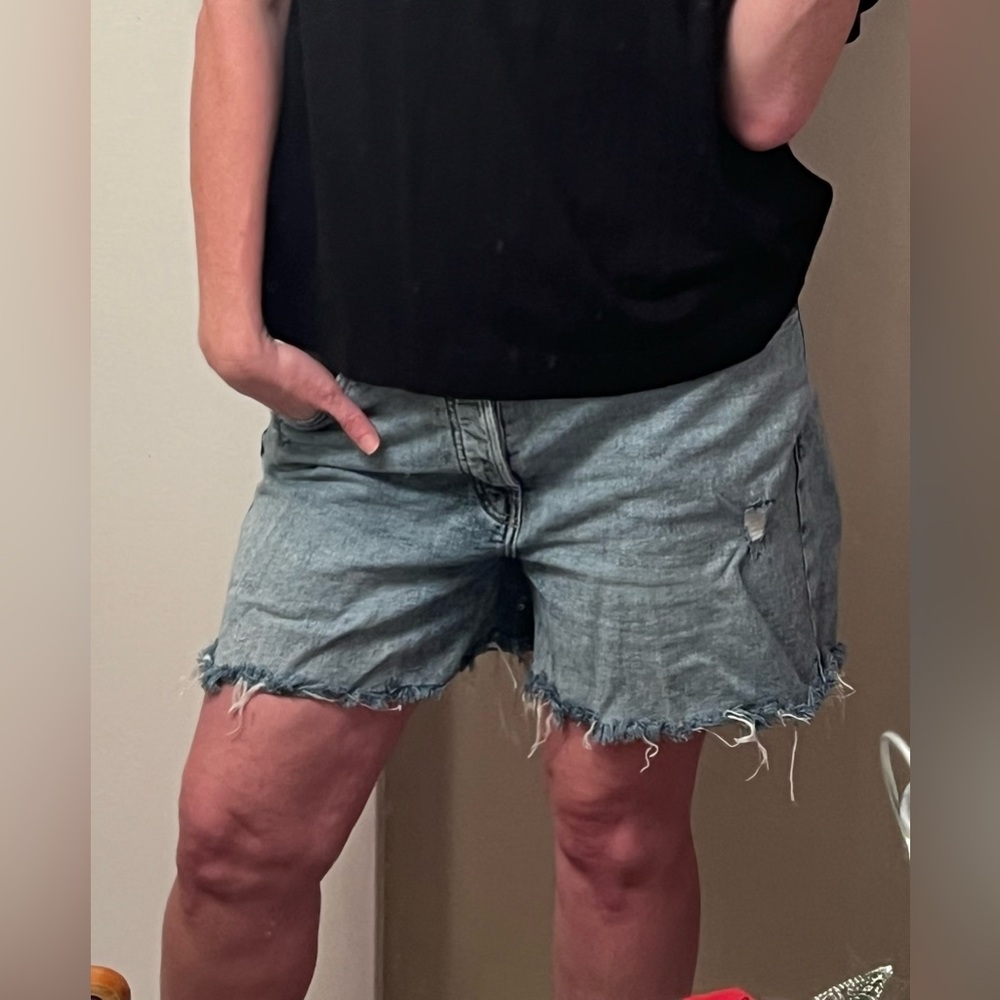 Old Navy high rise distressed short 16, great condition!